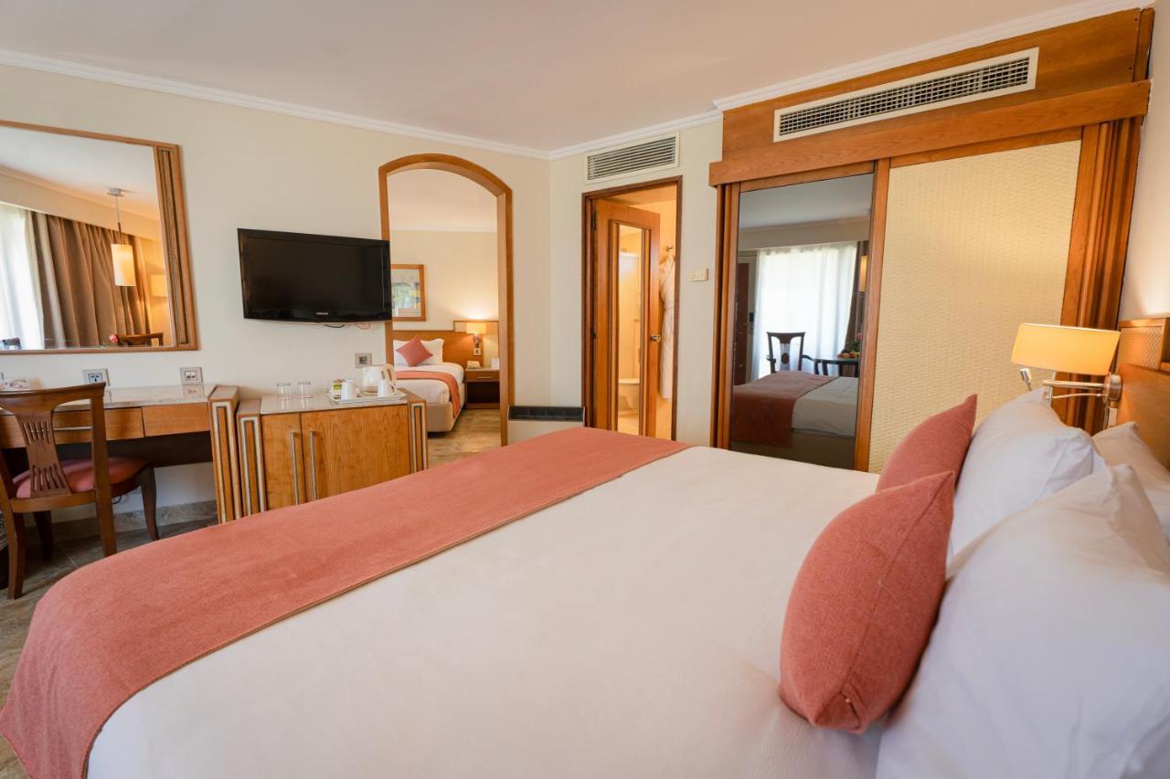 Jolie Ville Hotel & Spa Kings Island Луксор Екстер'єр фото A suite at the Hilton London Heathrow
