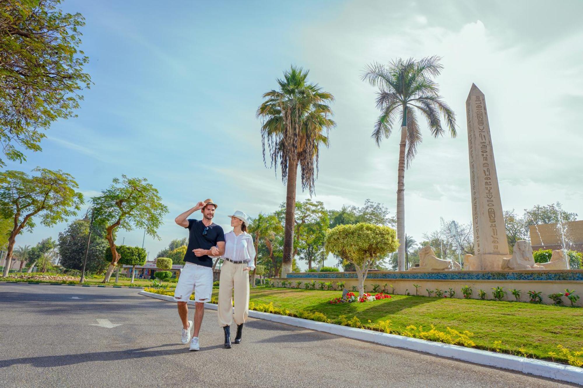 Jolie Ville Hotel & Spa Kings Island Луксор Екстер'єр фото Obelisks of the Royal Guard